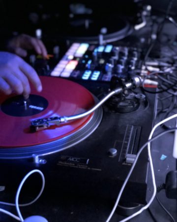 photo-1543282687-75e5cb83c585